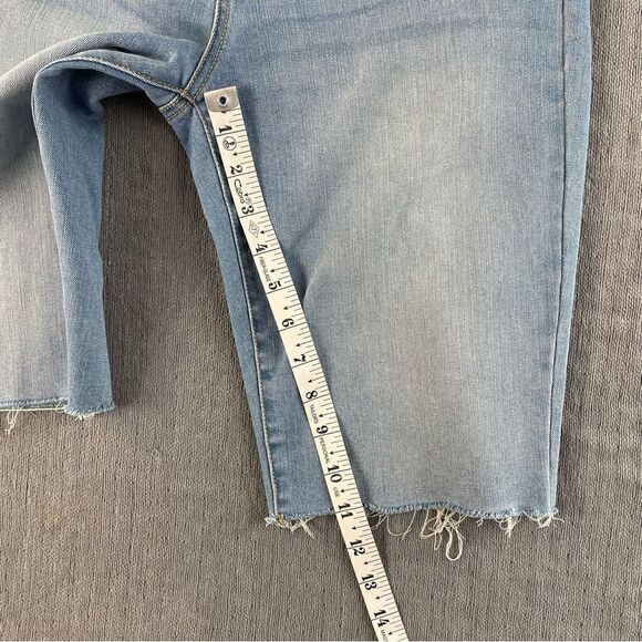 DKNY Women’s Light Wash Denim Bermuda Shorts Women’s Size 28 EUC - Picture 7 of 8